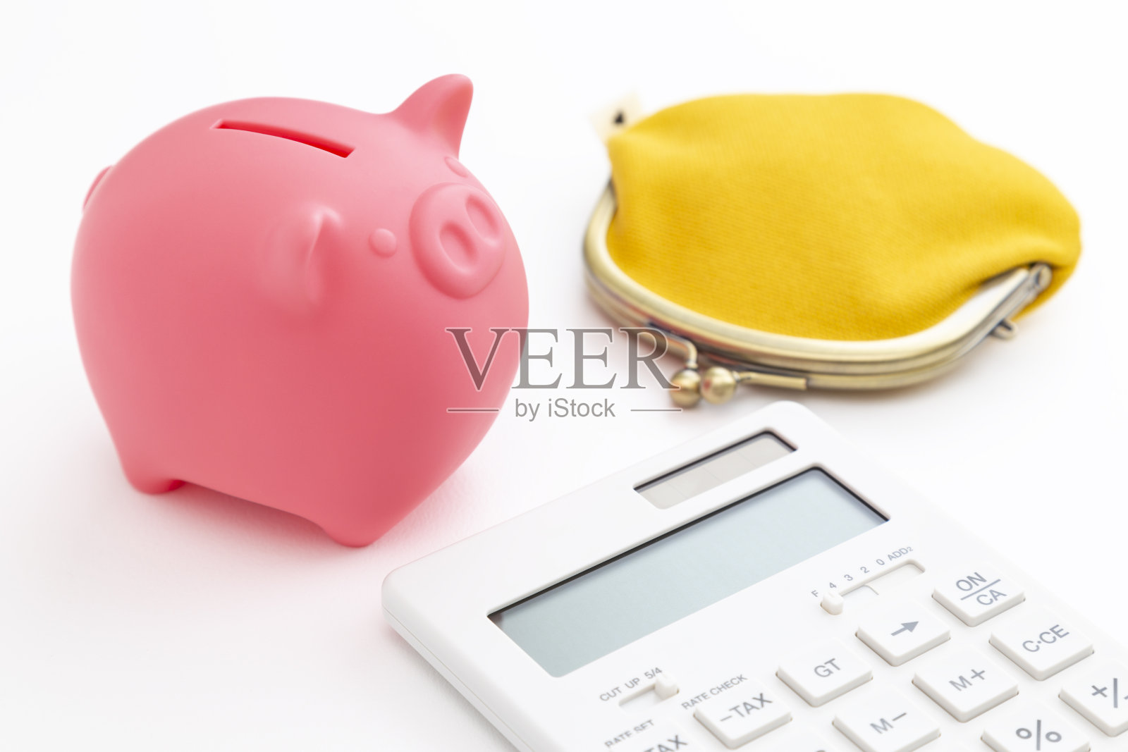 计算器，钱包和小猪储蓄罐。照片摄影图片