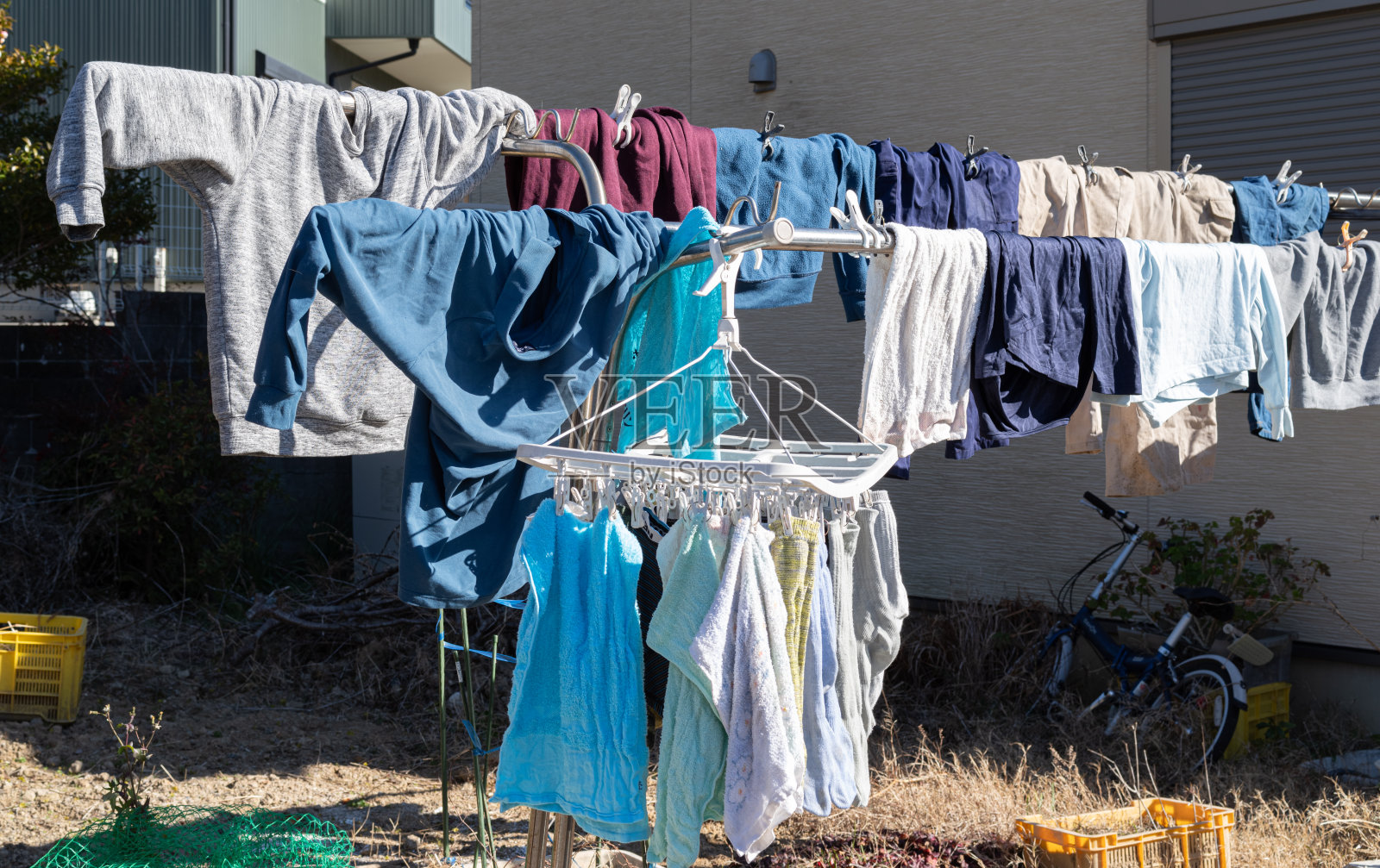 在花园里晒衣服照片摄影图片