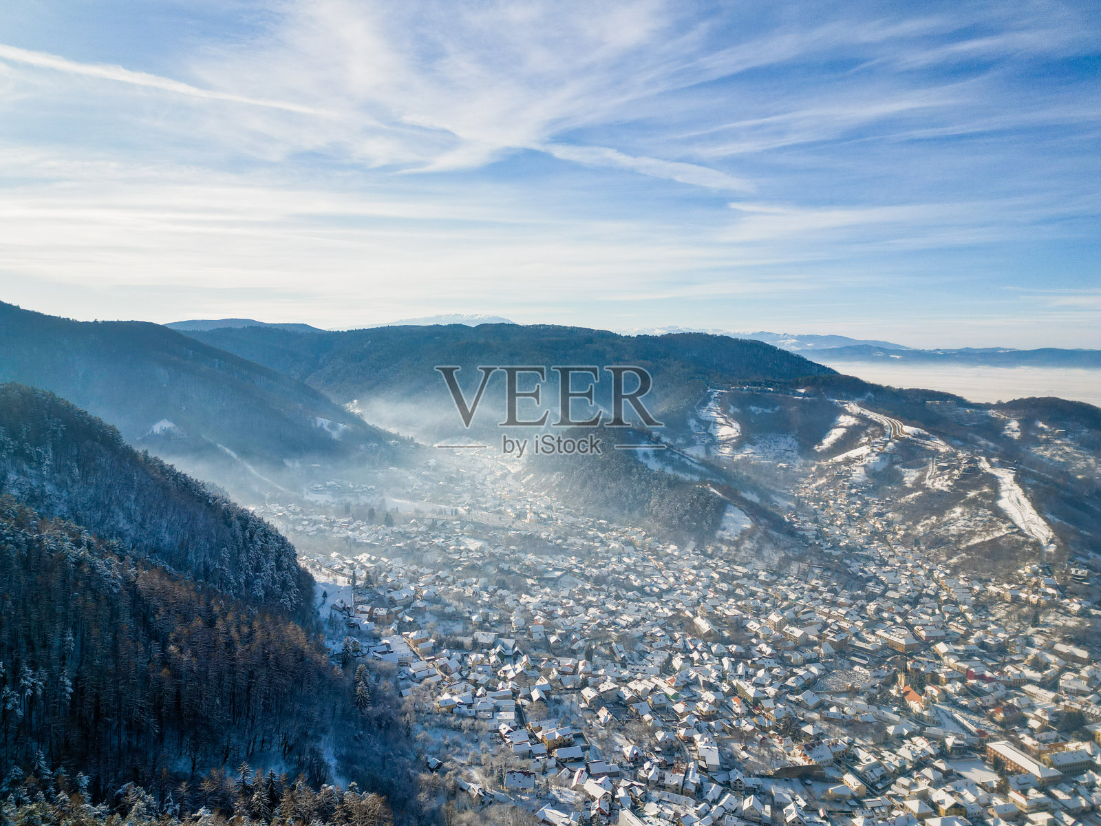 罗马尼亚，在一个阳光明媚的冬日，从空中俯瞰历史悠久的布拉索夫古镇照片摄影图片