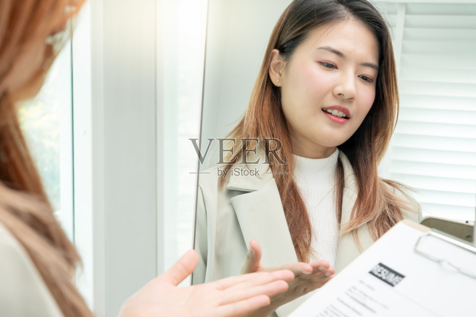 美女求职面试前准备，树立自信，求职者投简历到职位空缺，找人。人力资源，信件，能力，应届毕业生，找工作照片摄影图片