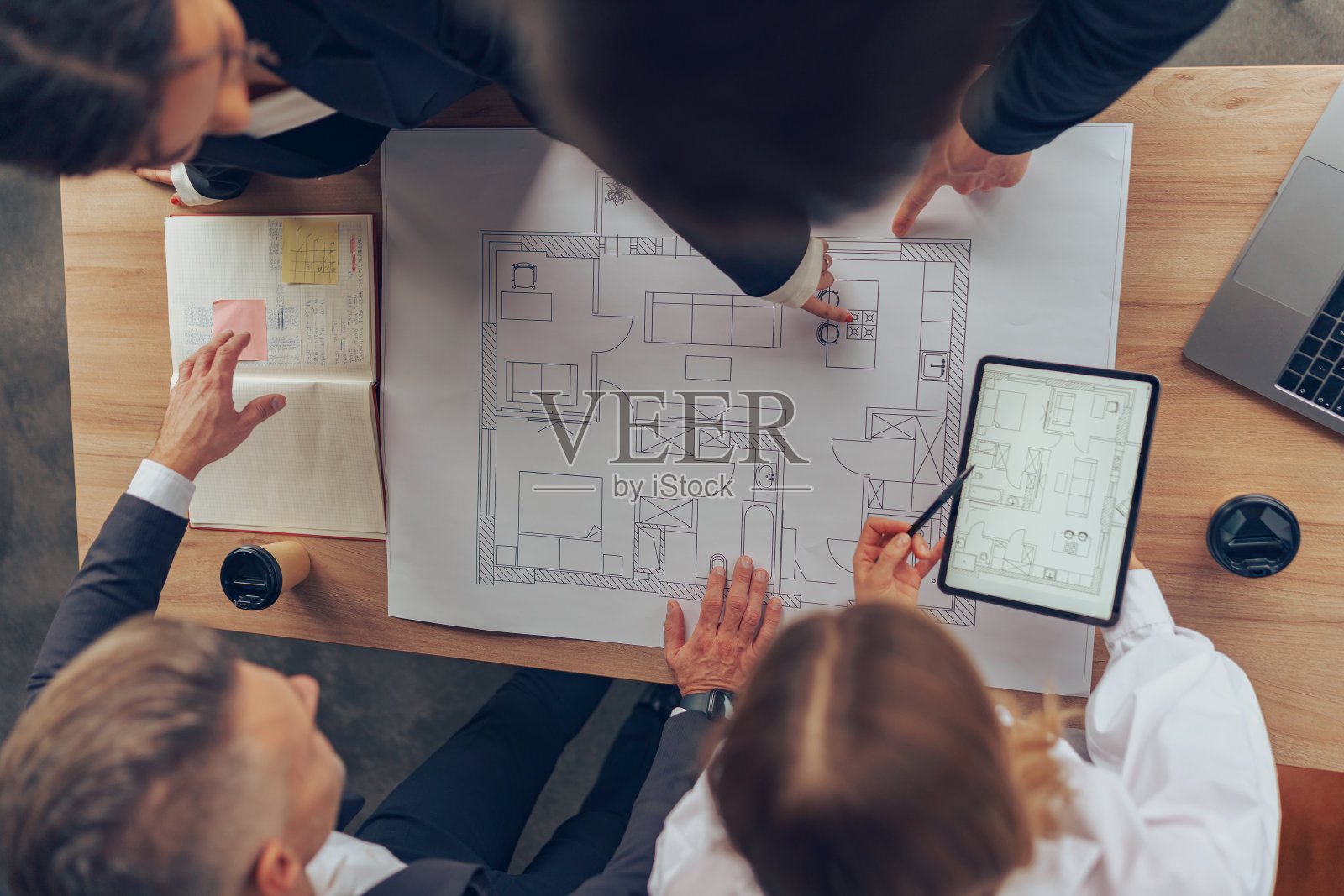 专业业务经理在办公室处理项目文件的俯视图照片摄影图片