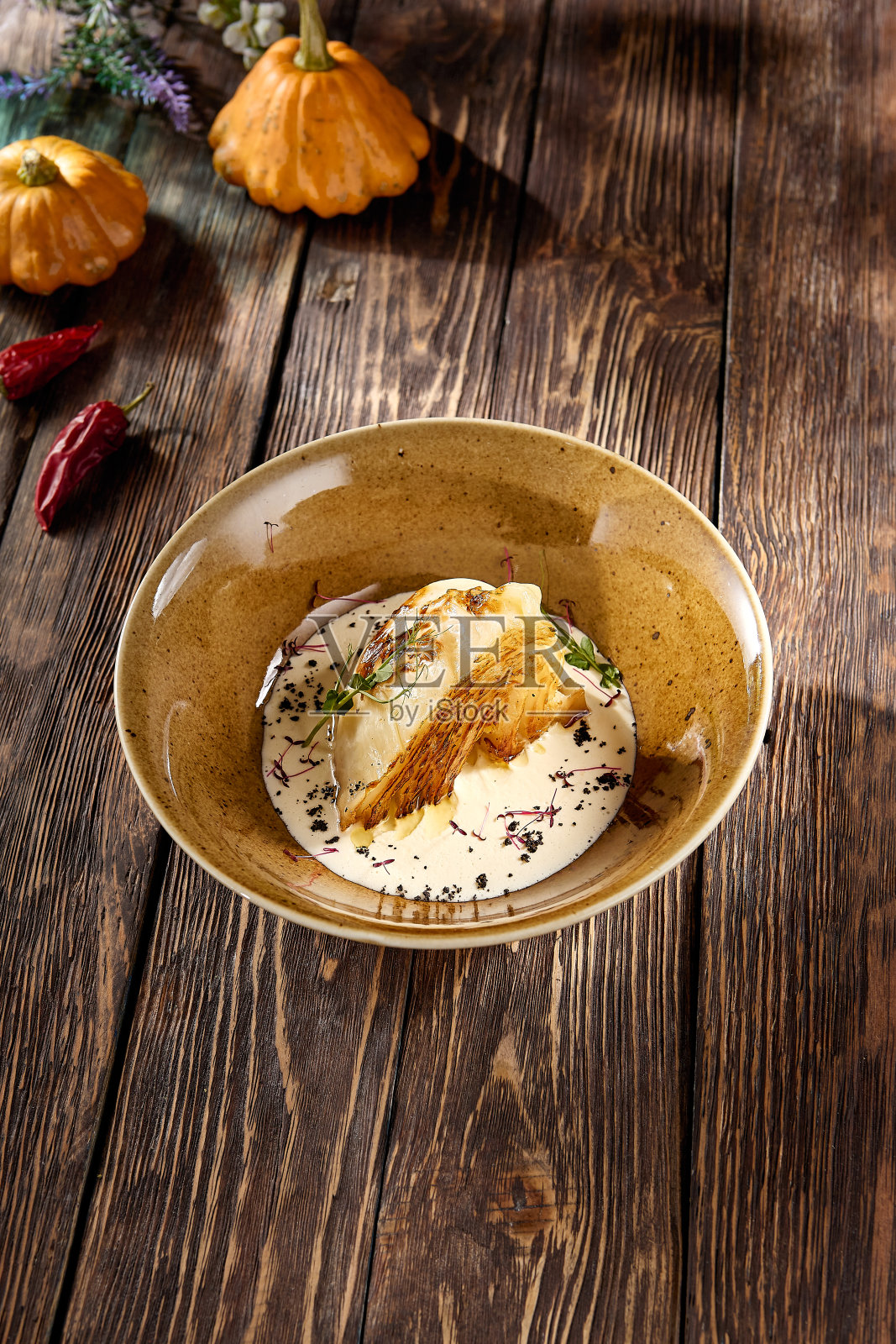 奶油酱烤卷心菜牛排，搭配乡村木桌照片摄影图片