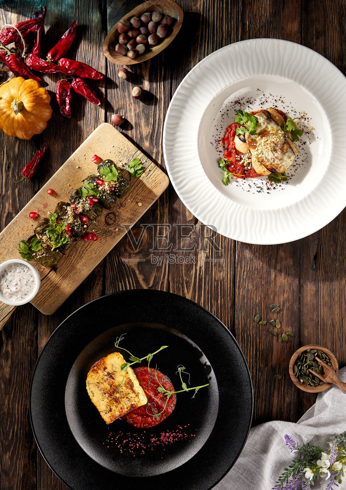 乡村木桌上精心摆放的开胃菜，展示了家常环境中的烹饪优雅照片摄影图片