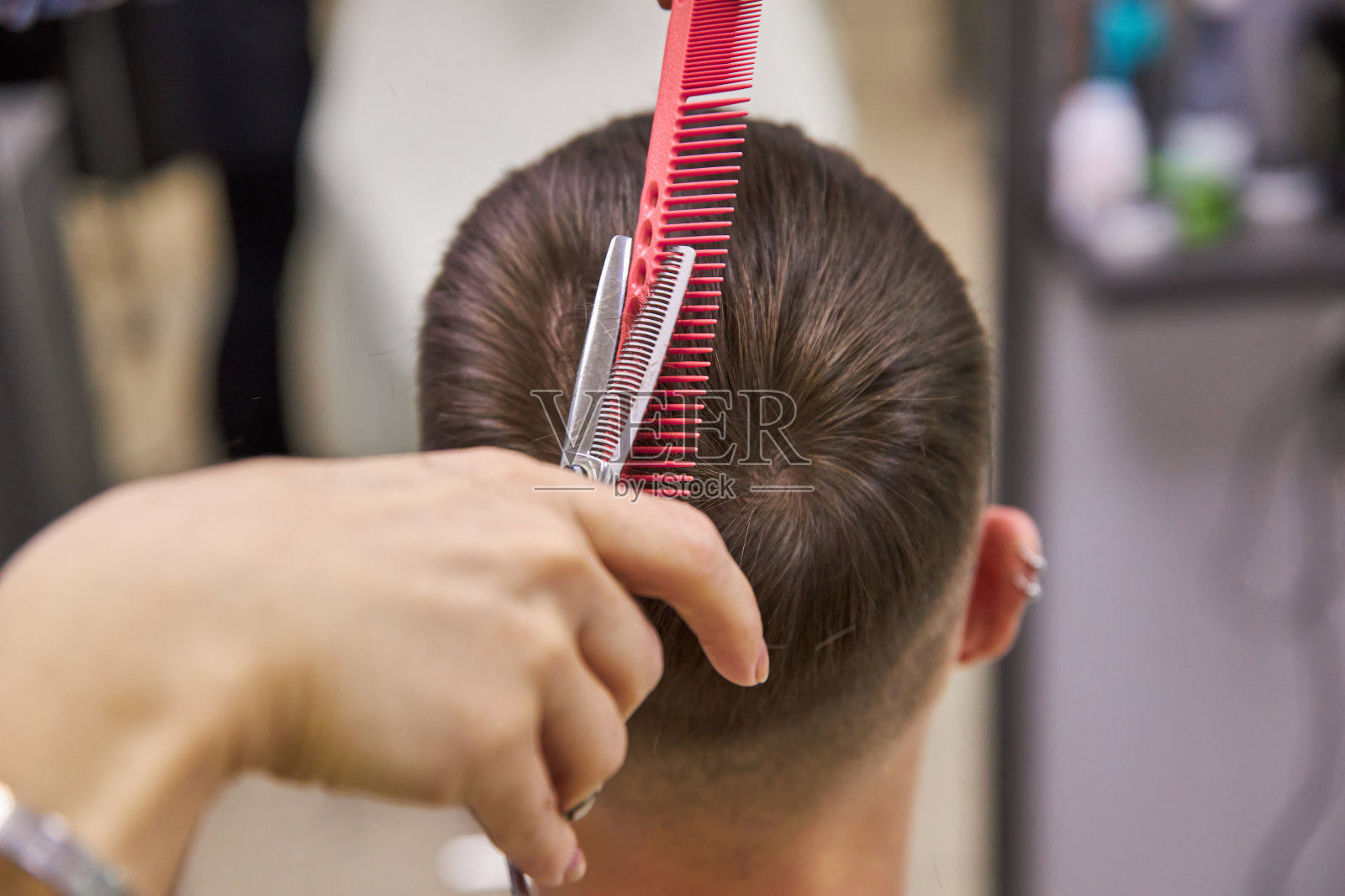 理发师用剪刀理发。理发服务照片摄影图片