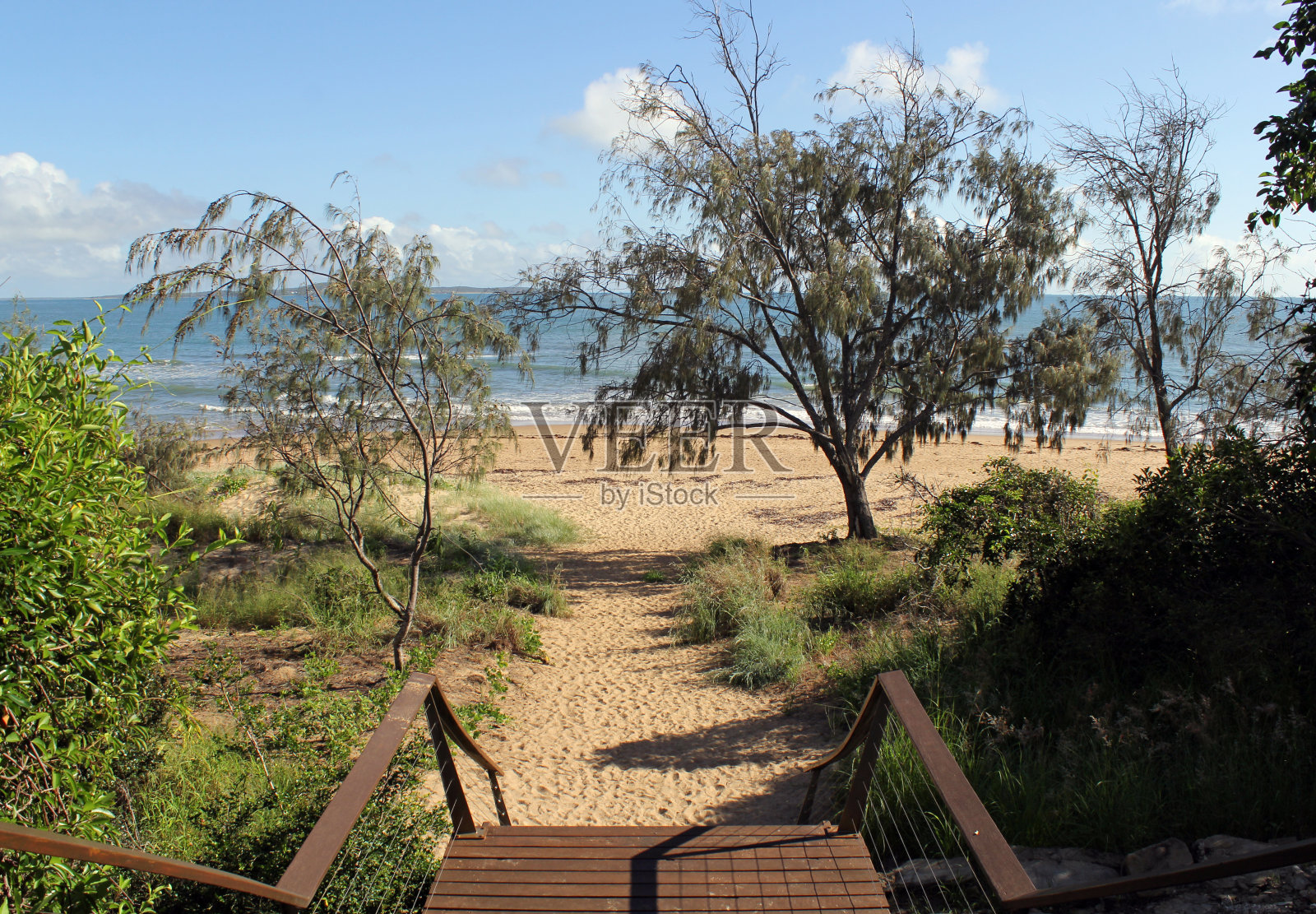通往独木舟角沙滩的台阶，沙滩，海洋和树木，澳大利亚昆士兰州的坦纳姆沙滩照片摄影图片