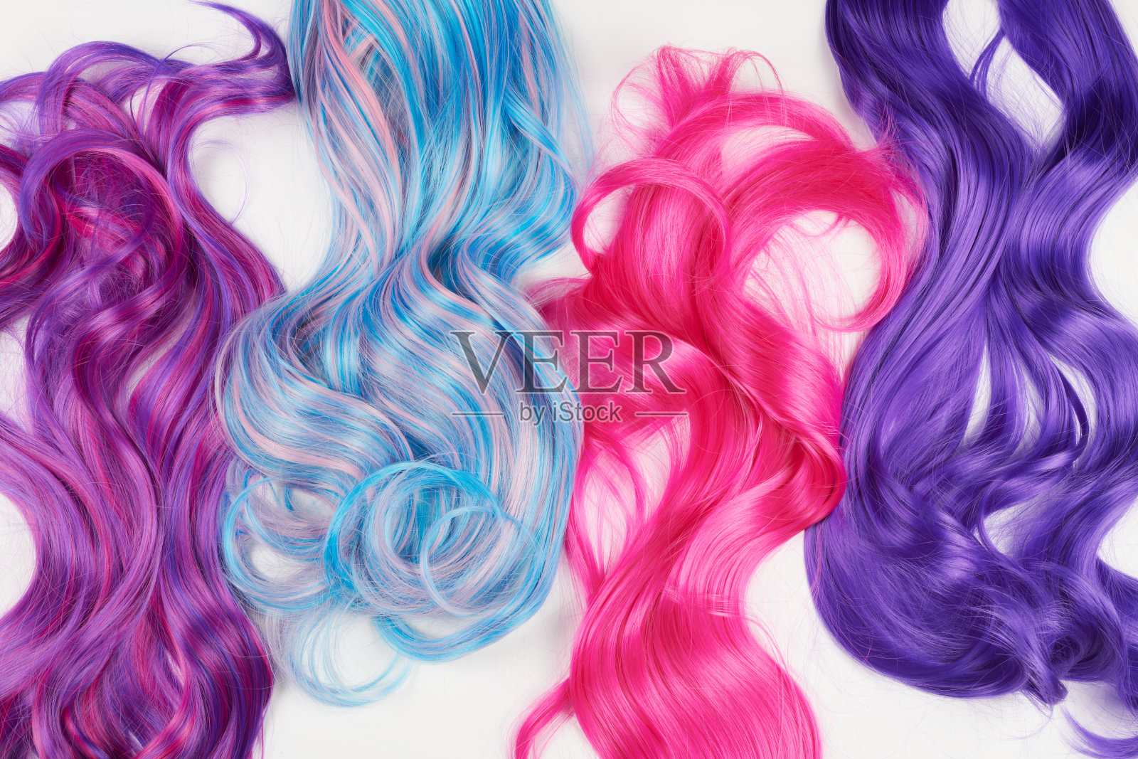 自然光泽的头发，不同明亮的颜色，白色背景上的cosplay假发照片摄影图片