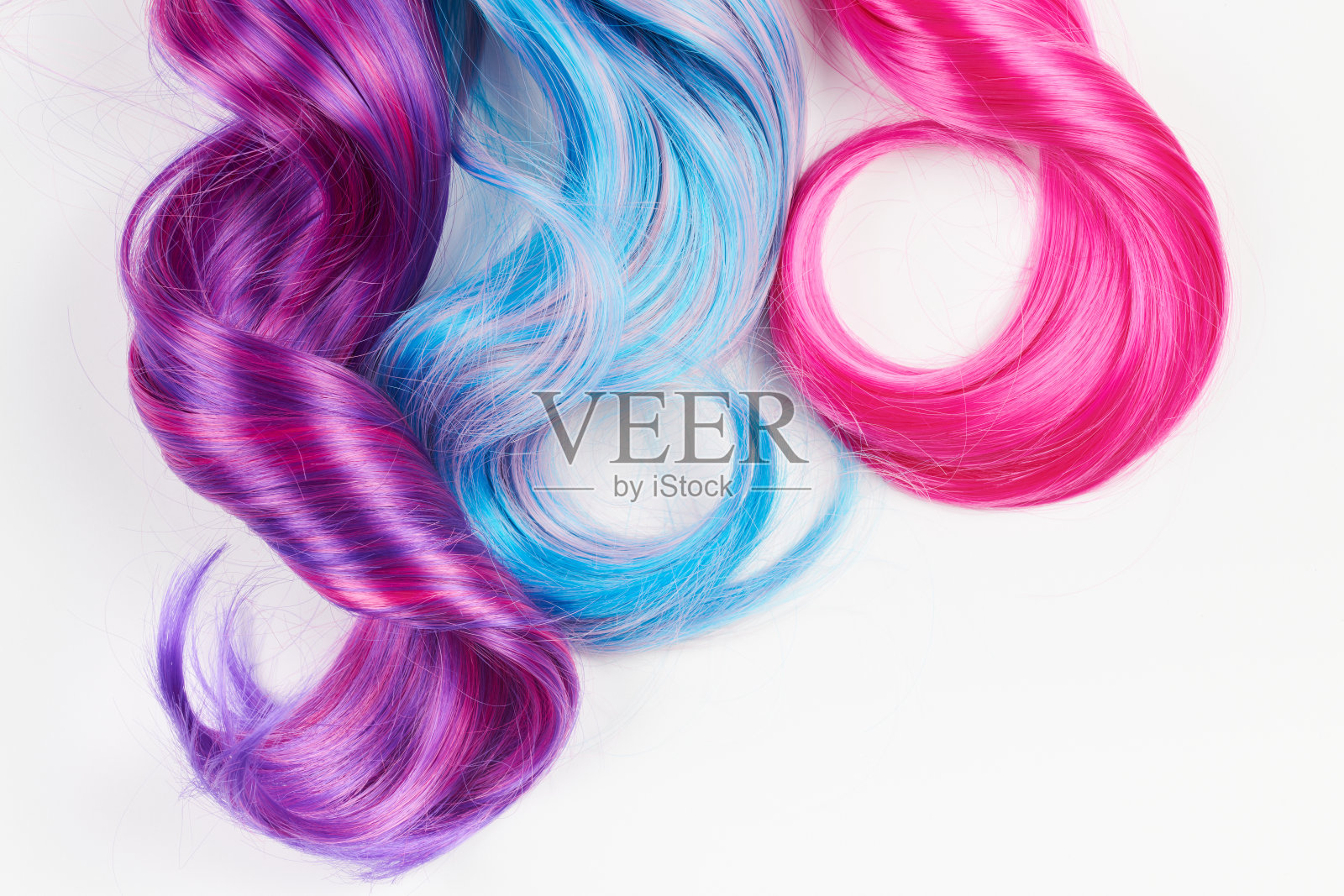 自然光泽的头发，不同明亮的颜色，白色背景上的cosplay假发照片摄影图片