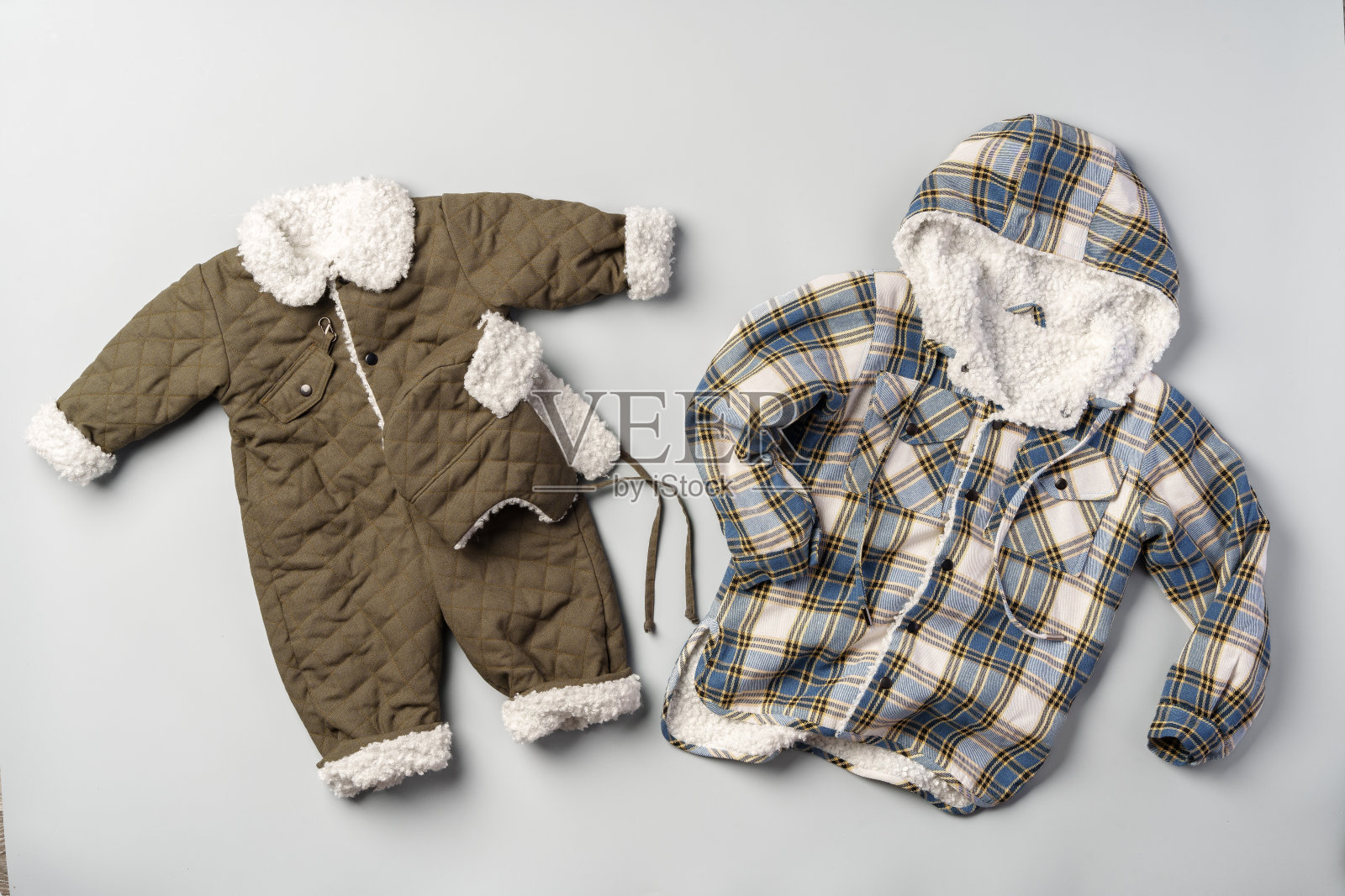 温暖的婴儿外套的男孩在灰色背景顶视图照片摄影图片