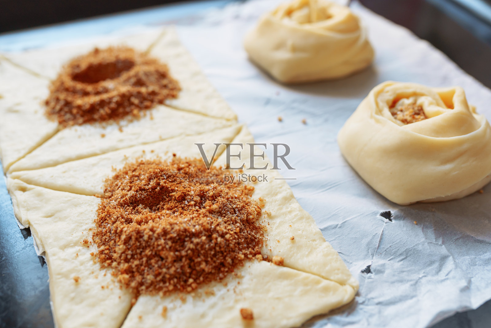 在手工烘焙中用肉桂和糖制作黄油面包照片摄影图片