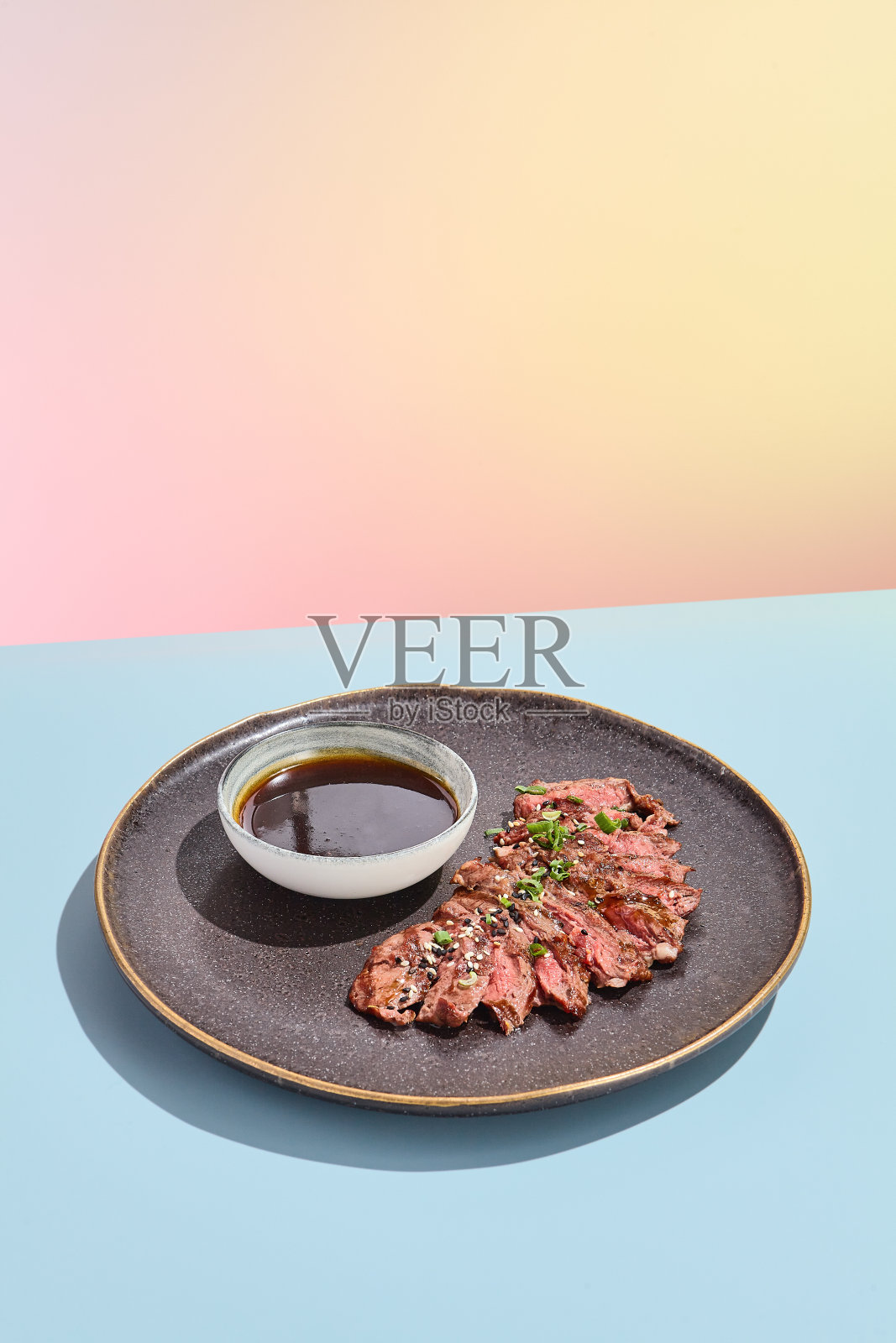 多汁的牛肉替代牛排与丰富的蘸酱，风格的现代烹饪经验照片摄影图片