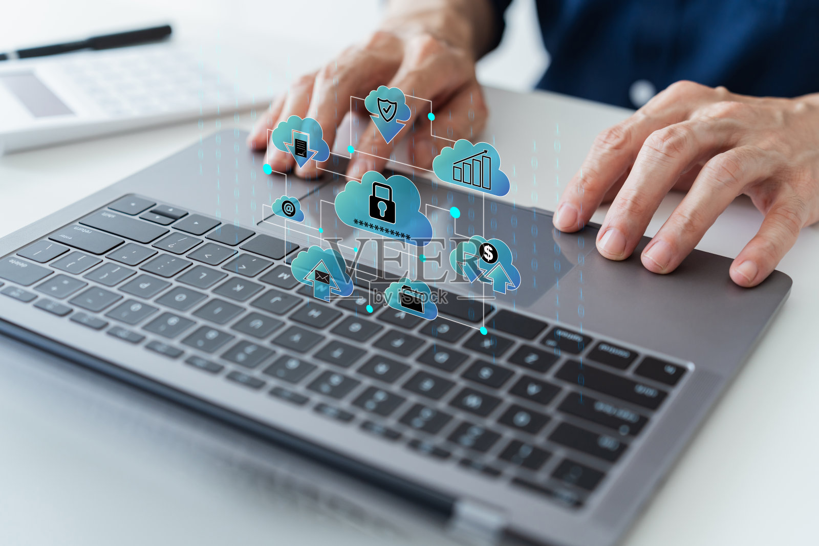 男士使用笔记本电脑与云技术业务平台解决方案。通过数据存储通过安全服务器网络系统上传、下载或备份文件。数据中心技术和互联网概念。照片摄影图片