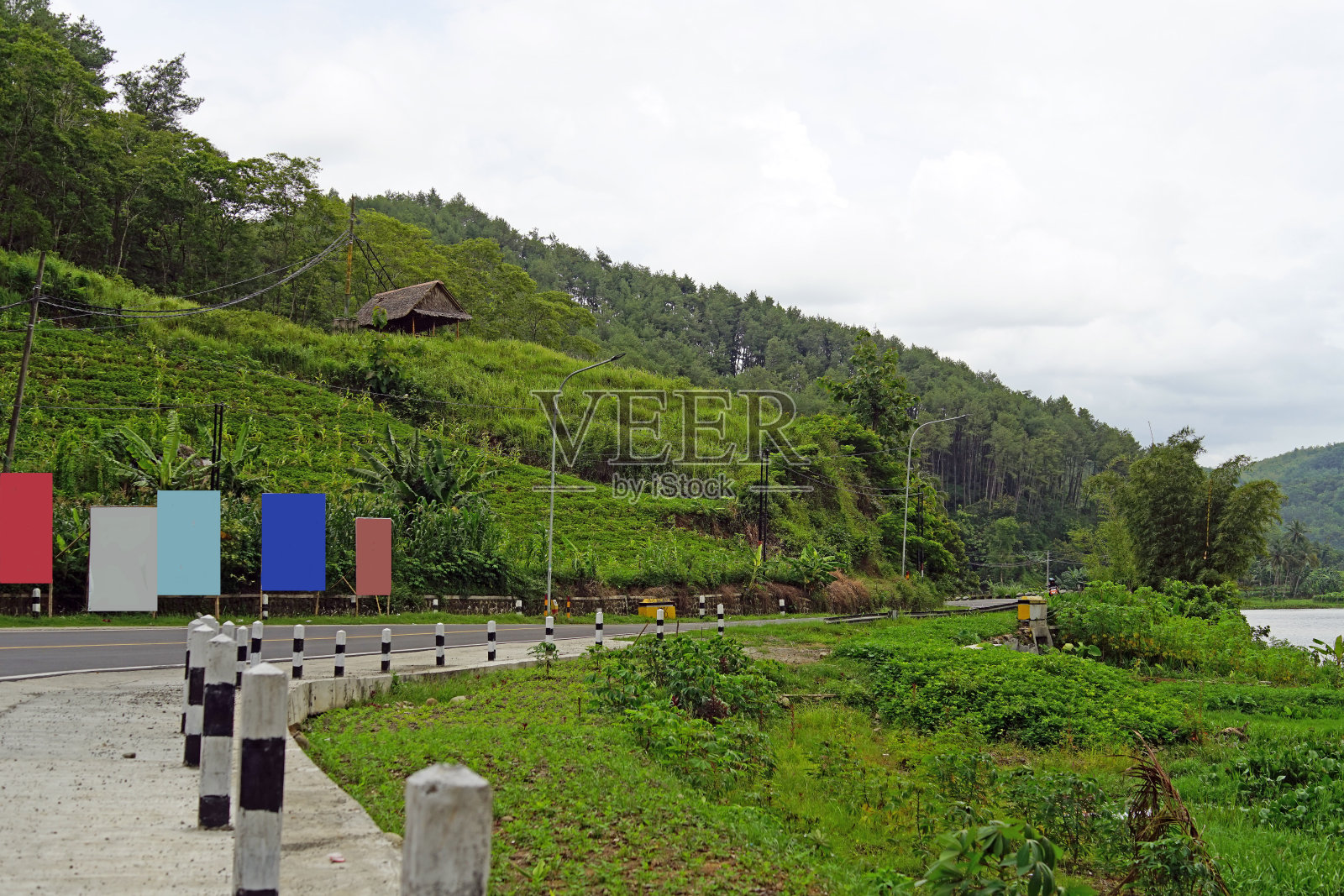 河上火车轨道的全景图照片摄影图片