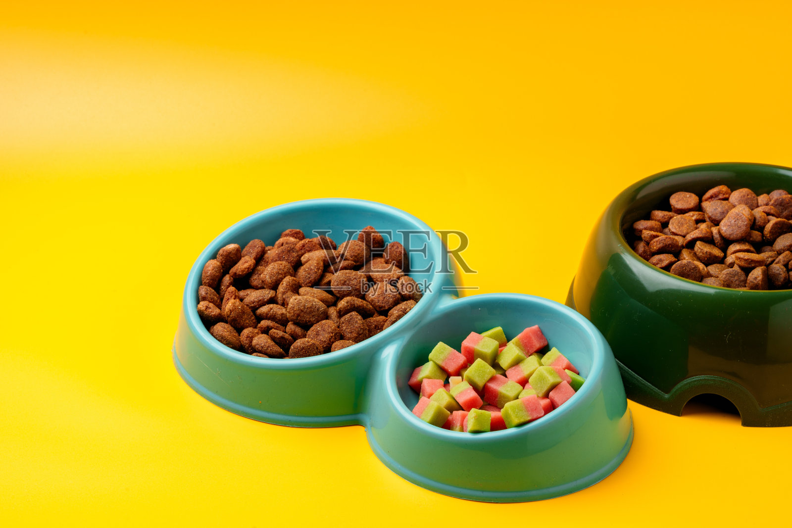 碗与干宠物食品在黄色背景工作室拍摄照片摄影图片