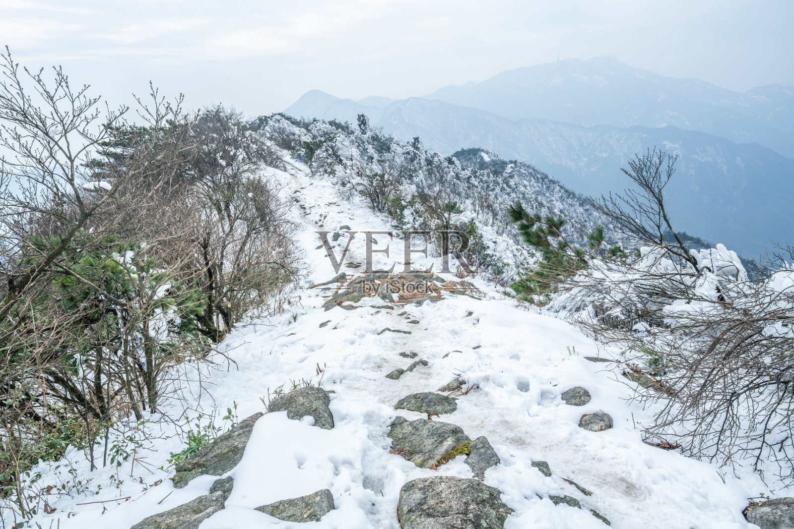 冬季白霜雪山风光照片摄影图片