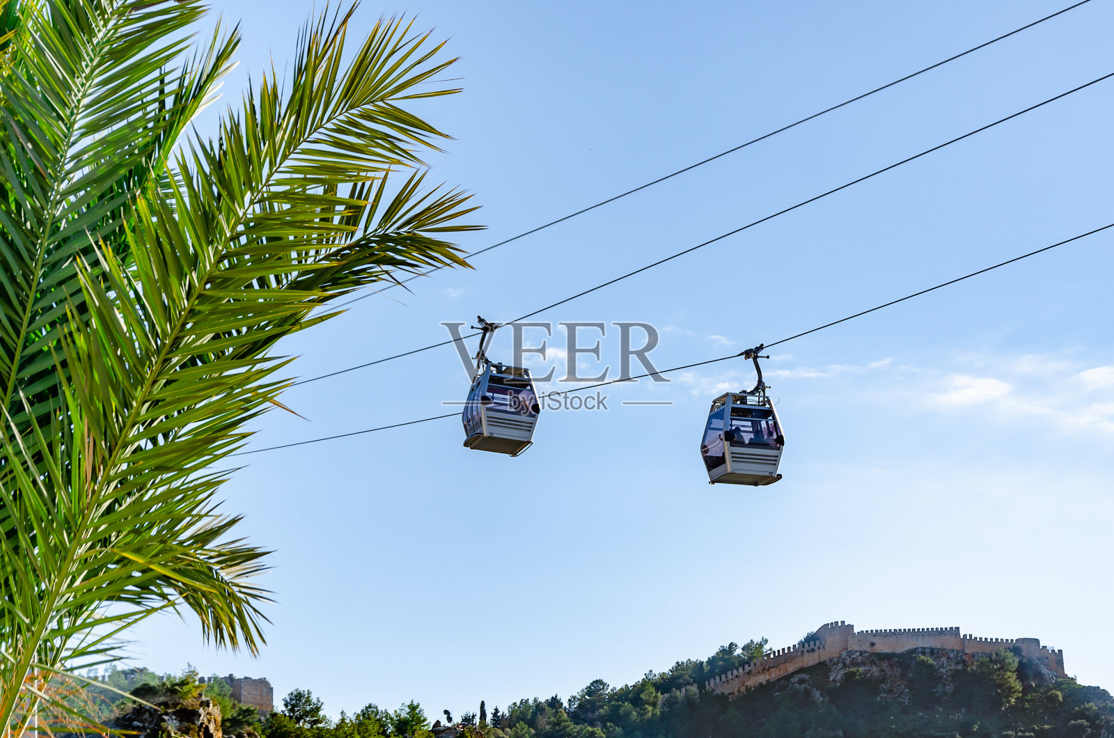 缆车对着天空。两座特别的小木屋把游客送到山上照片摄影图片