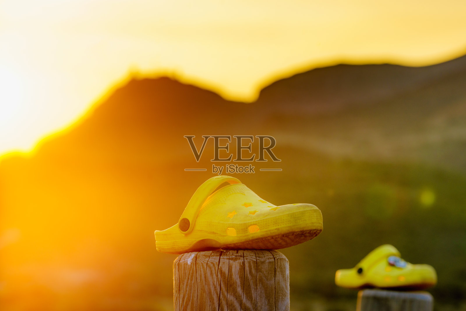 鞋子在户外挡住了夕阳的光线照片摄影图片