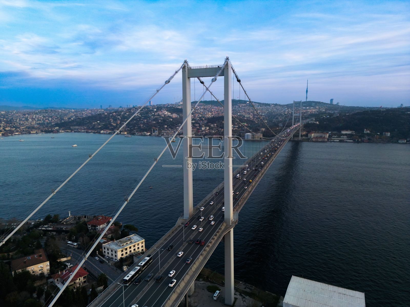 伊斯坦布尔的博斯普鲁斯大桥上的蓝天照片摄影图片