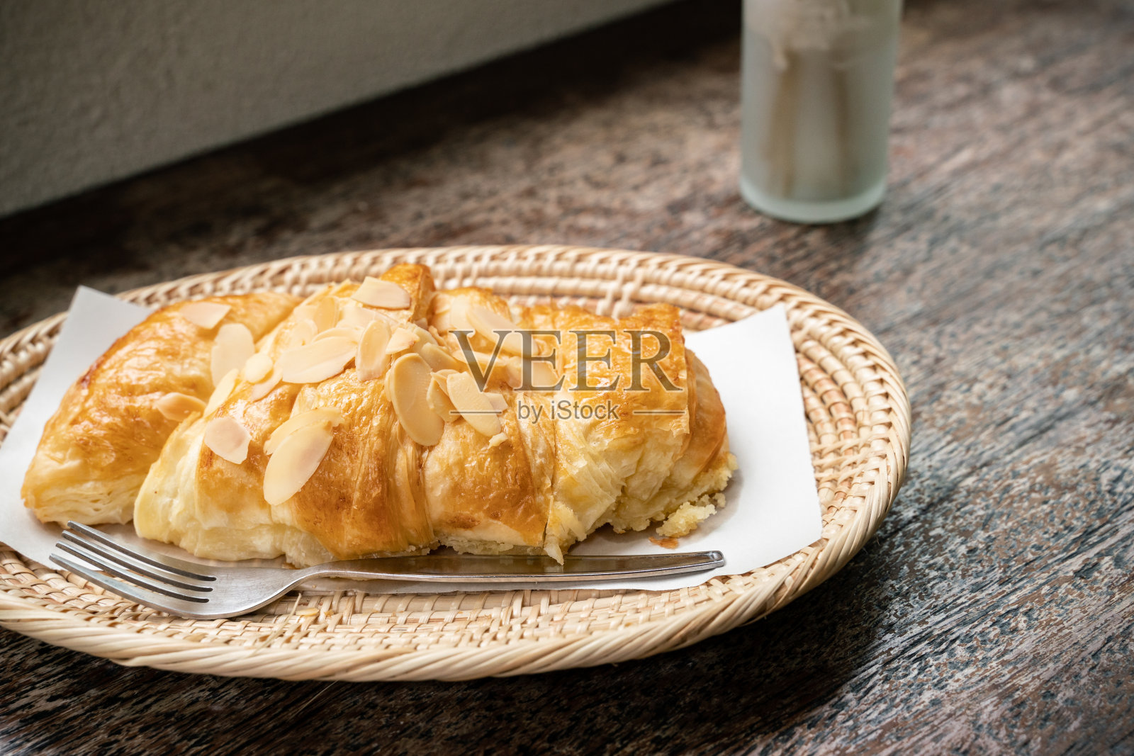 桌上有甜杏仁羊角面包照片摄影图片