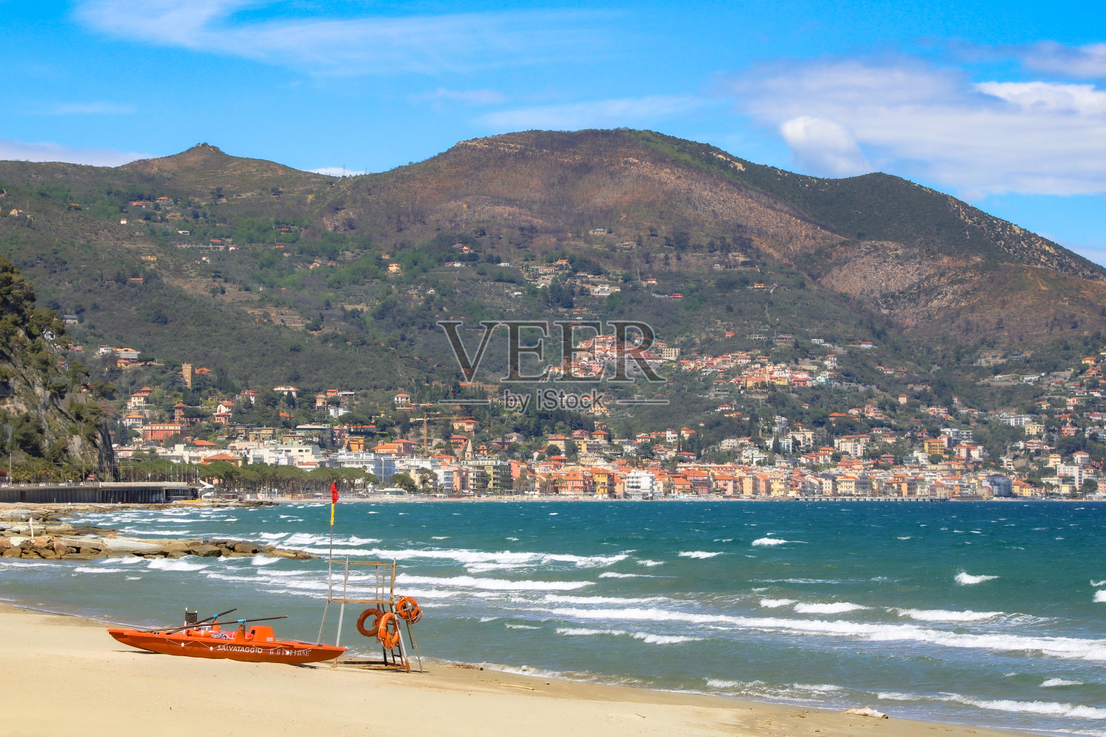 莱格利亚海滩上的救生船照片摄影图片