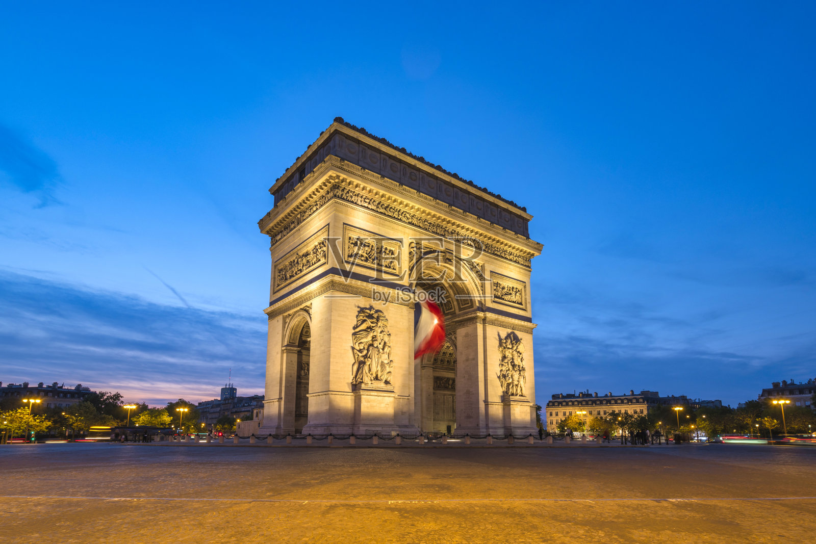法国巴黎，凯旋门和香榭丽舍大街的城市天际线之夜照片摄影图片