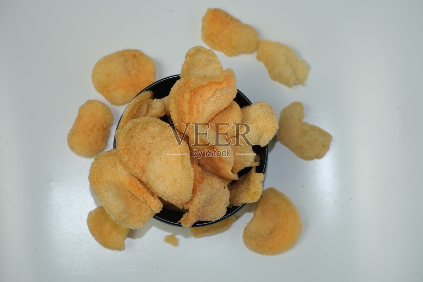 顶视图的碗虾饼干孤立在白色背景照片摄影图片