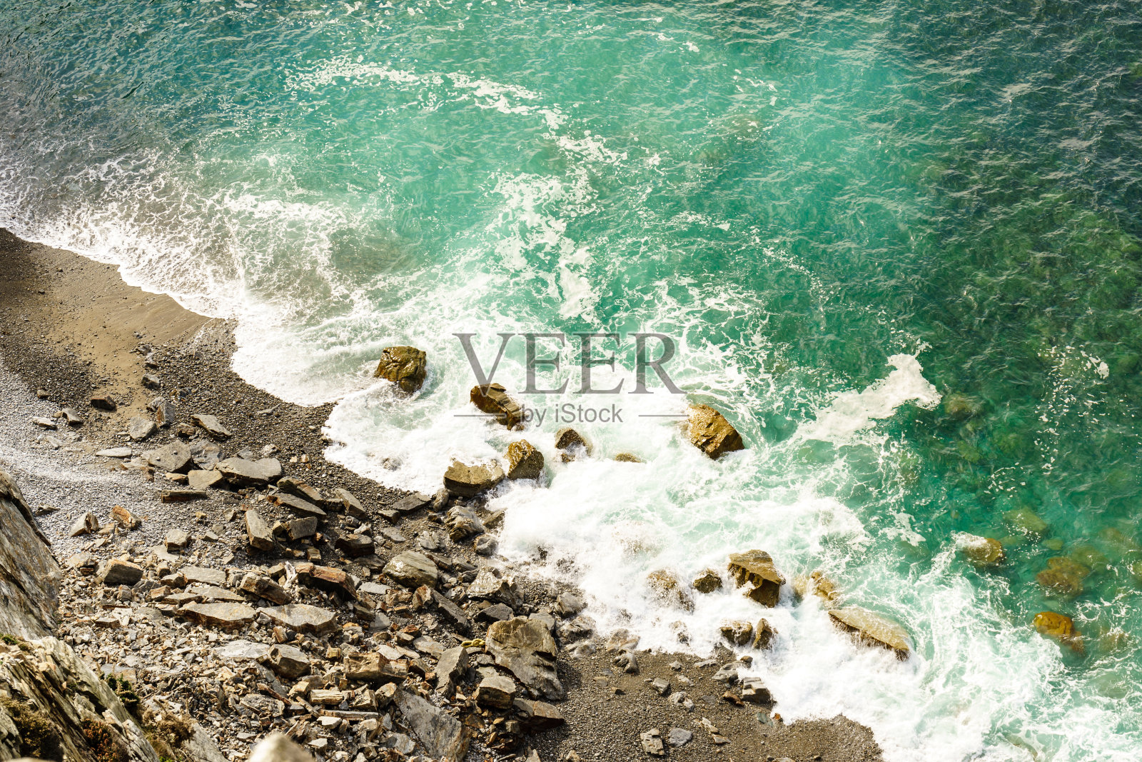 海边有波浪。从上面看。照片摄影图片