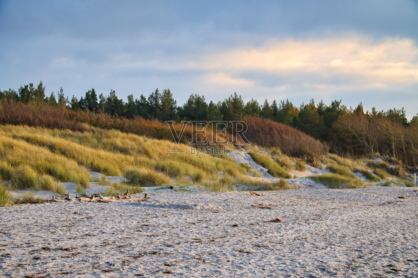 波罗的海西海滩的日落。海浪，沙滩，多云的天空，海岸照片摄影图片