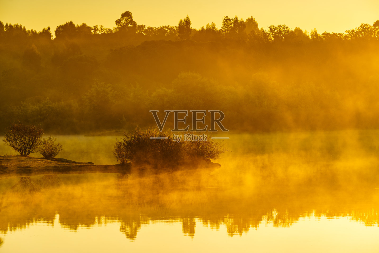 葡萄牙湖上的晨雾照片摄影图片