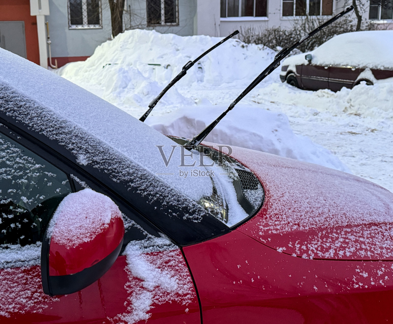汽车上覆盖着皑皑白雪照片摄影图片