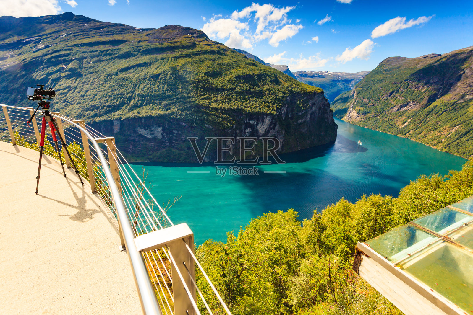相机在三脚架上拍摄峡湾照片，挪威照片摄影图片