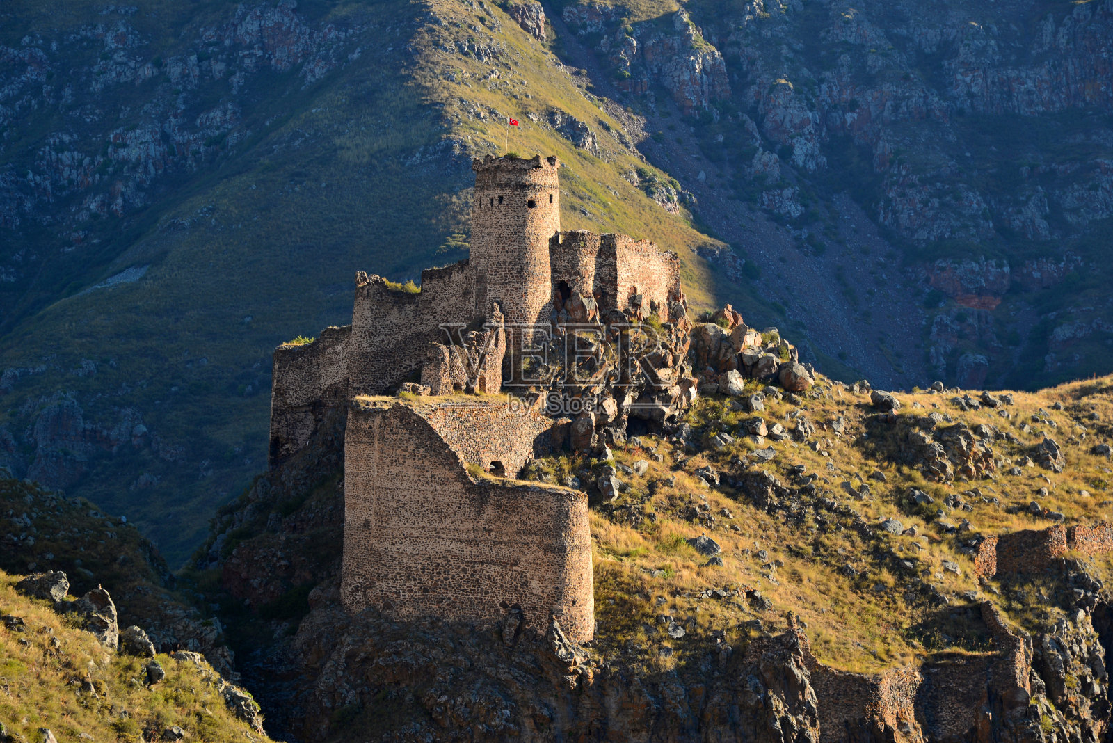 从土耳其阿尔达汉的Cildir的塞坦城堡眺望。照片摄影图片