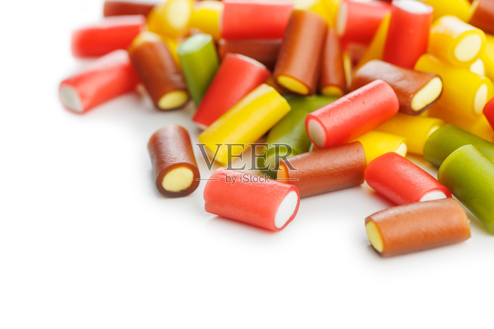 甜的彩色耐嚼的糖果棒孤立在白色的背景。照片摄影图片