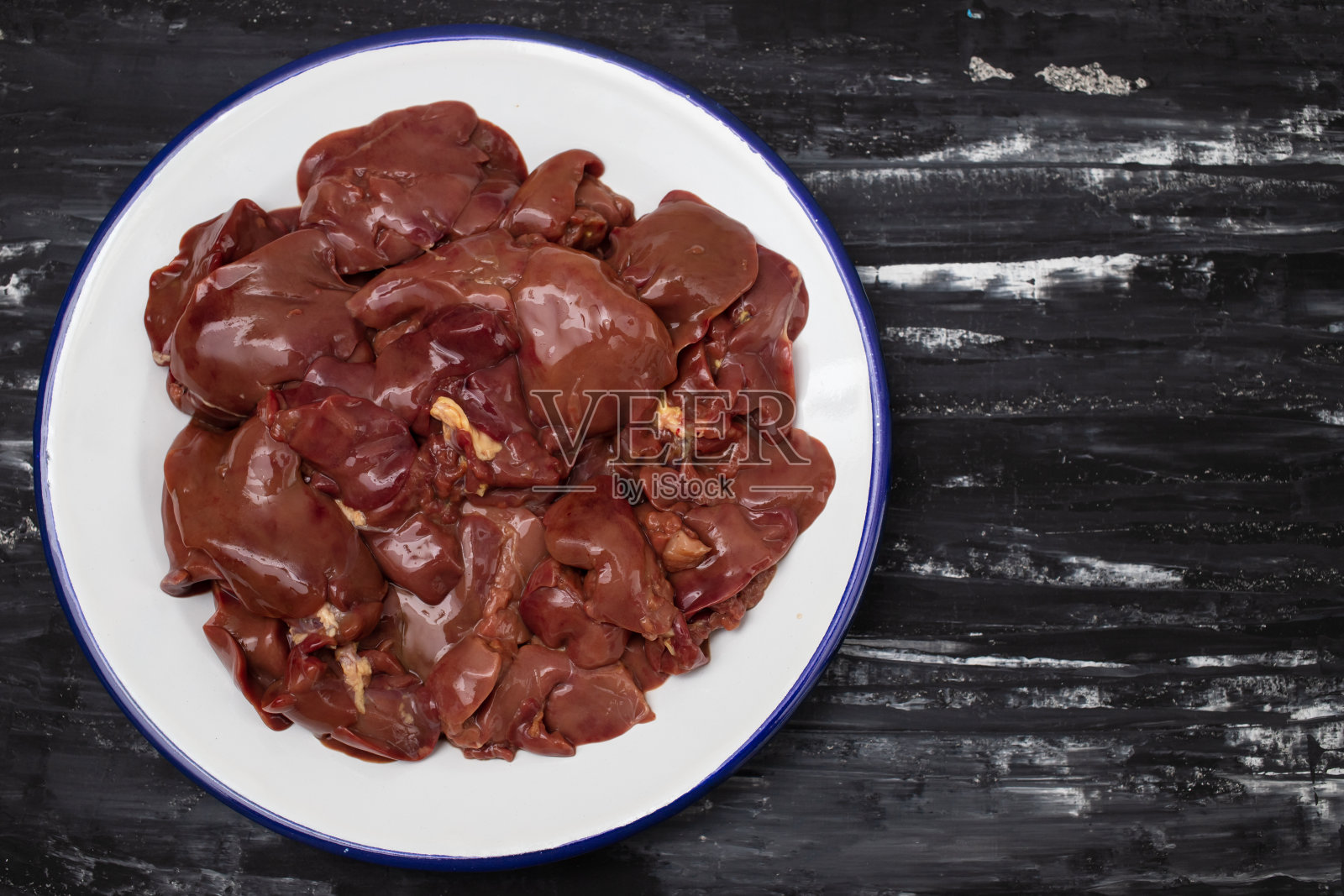 白盘生鸡肝肉照片摄影图片