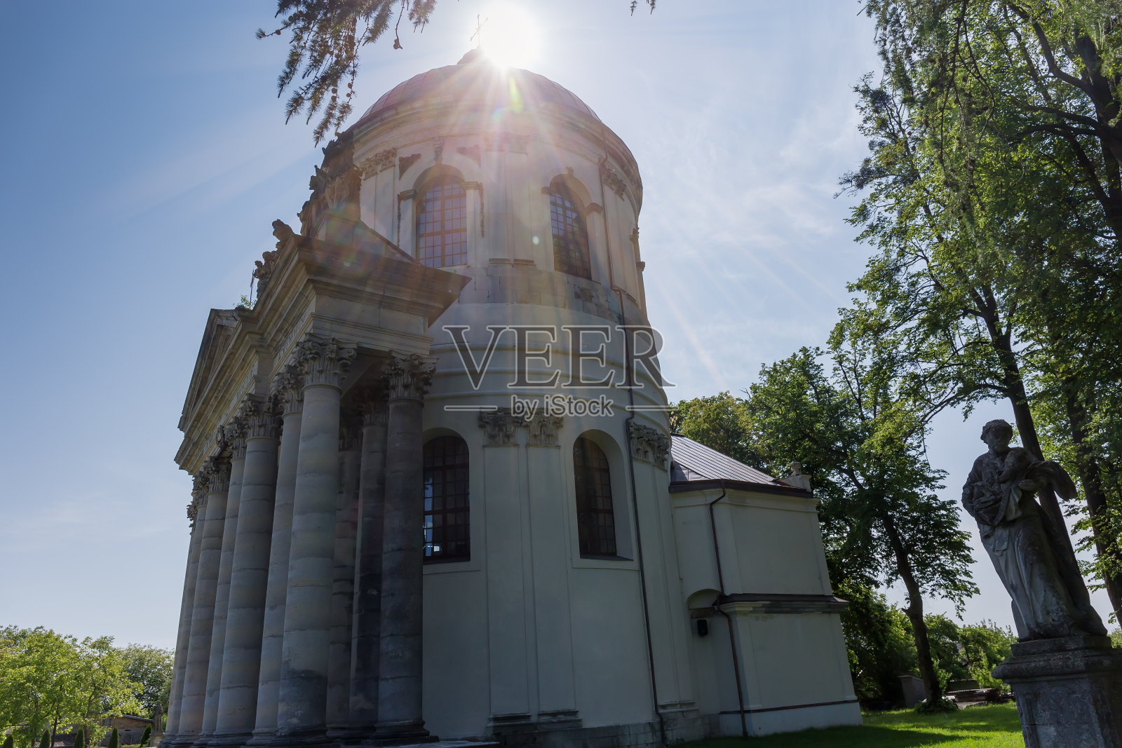 乌克兰皮迪特西背光的圣约瑟夫罗马天主教堂照片摄影图片