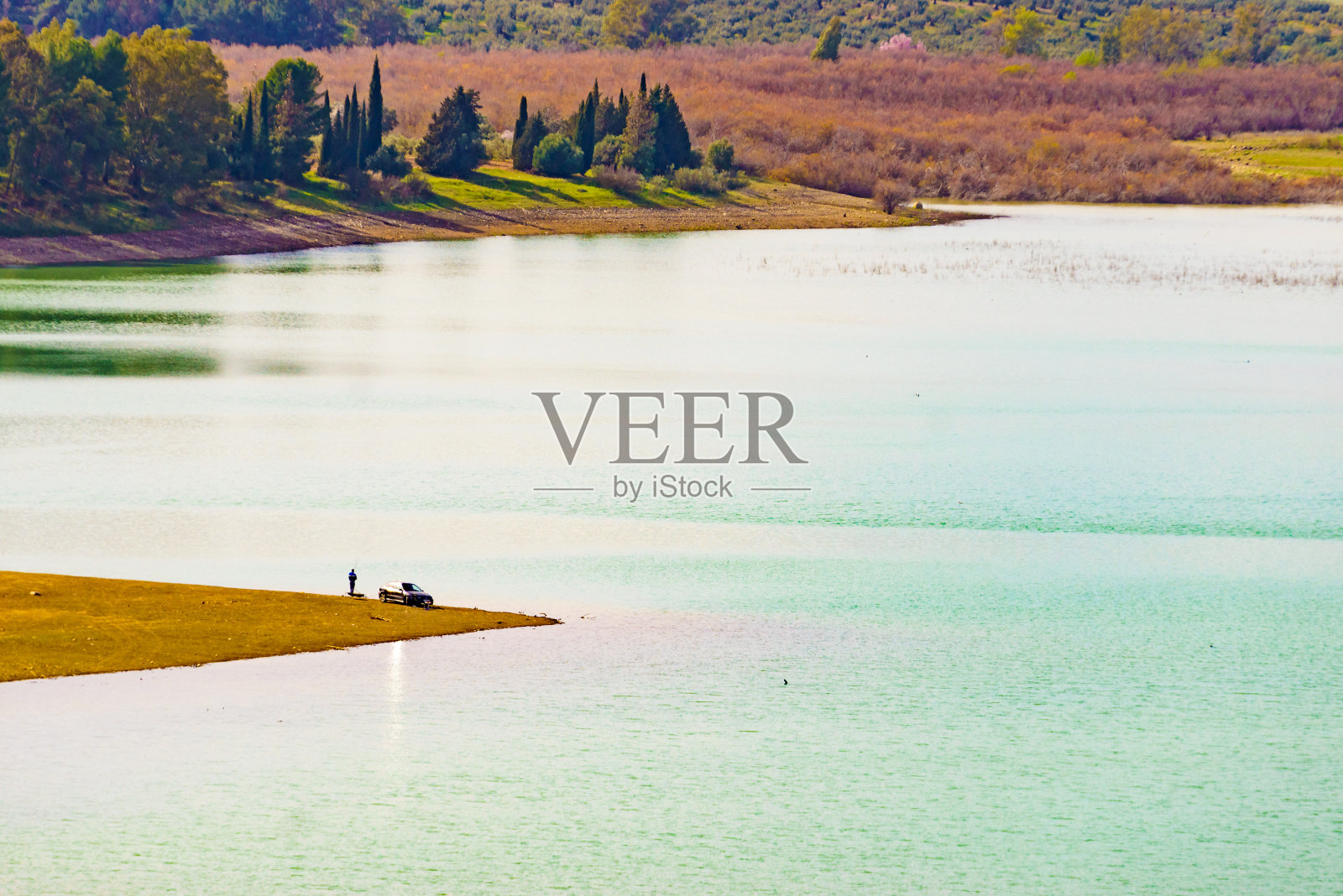 一个人在湖边钓鱼照片摄影图片