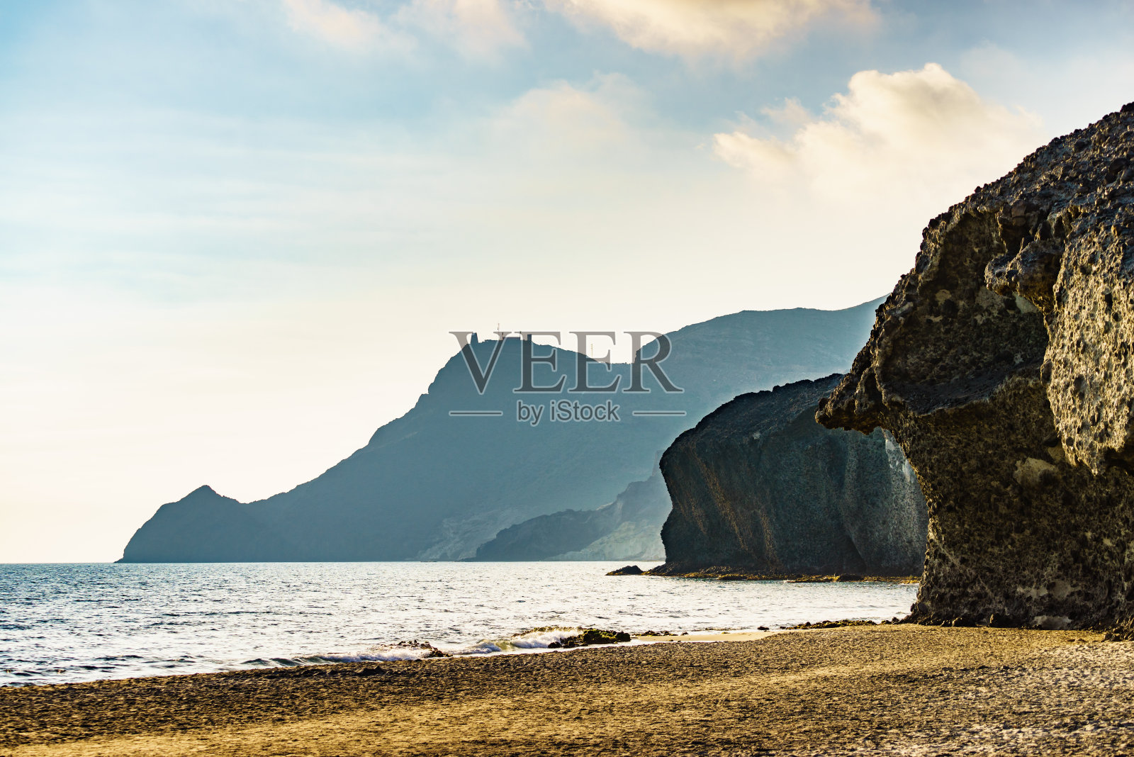 西班牙加塔角公园的蒙苏尔海滩照片摄影图片