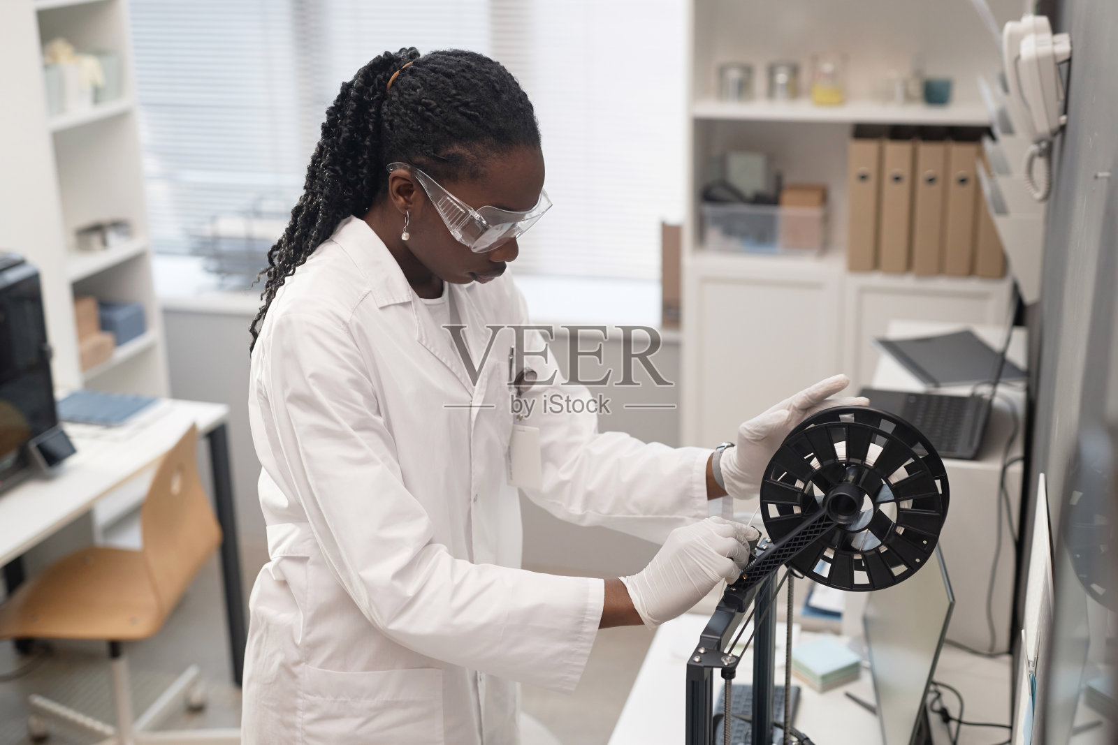 女工程师正在安装3D打印机照片摄影图片