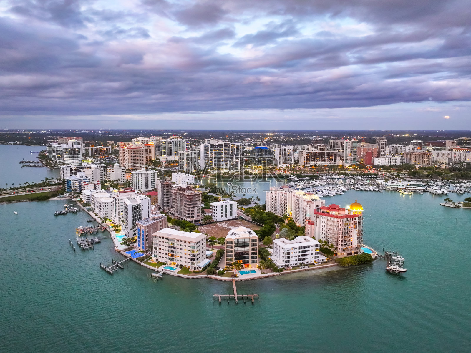 佛罗里达州萨拉索塔在黄昏-无人机的观点照片摄影图片