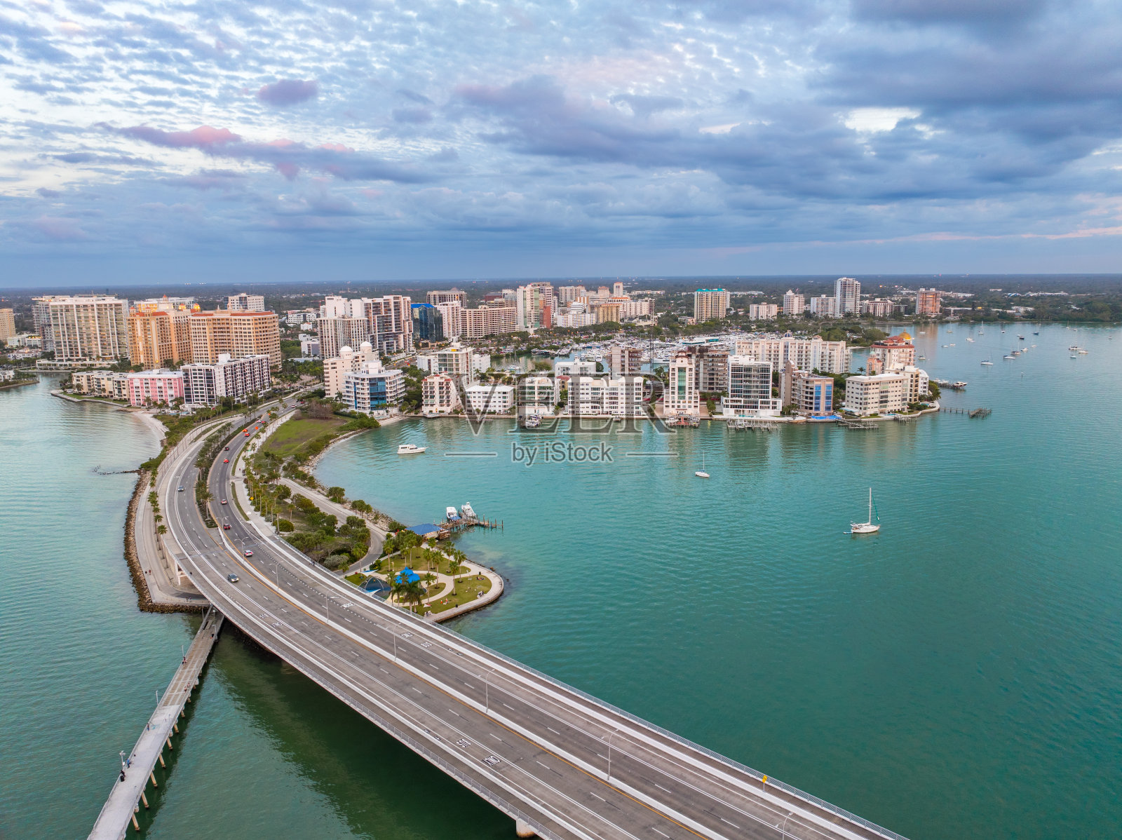 萨拉索塔新娘和天际线照片摄影图片