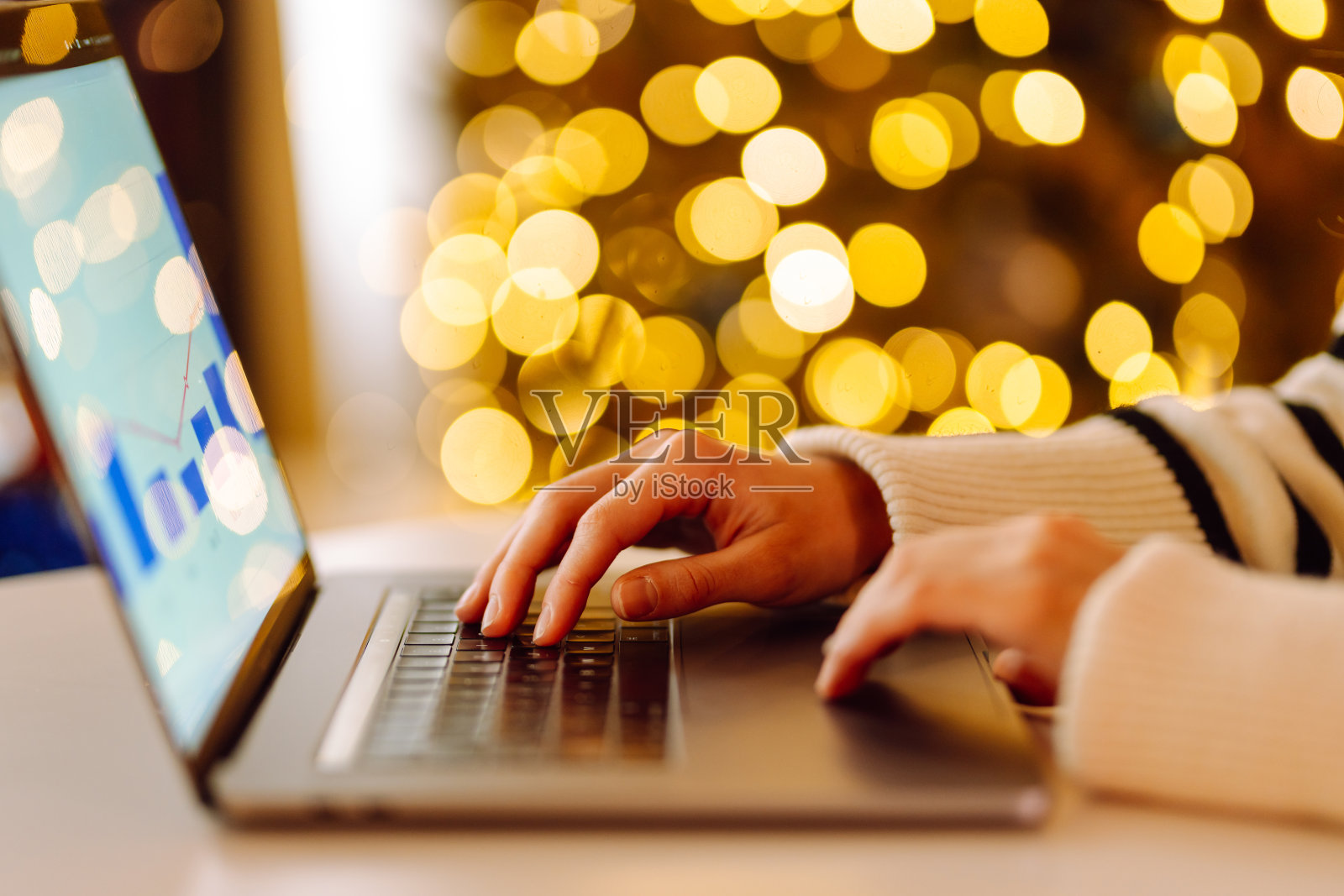 手在笔记本电脑键盘上工作的特写。照片摄影图片