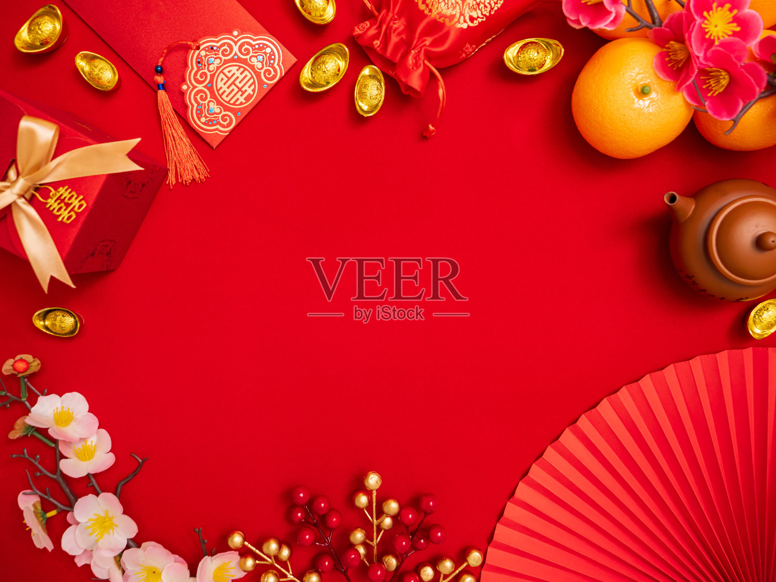 平躺幸运物品装饰点缀的中国农历新年庆祝红色背景与中国古代金条,礼盒,纸折扇,Tae环评信封(红包),橙色,李子照片摄影图片