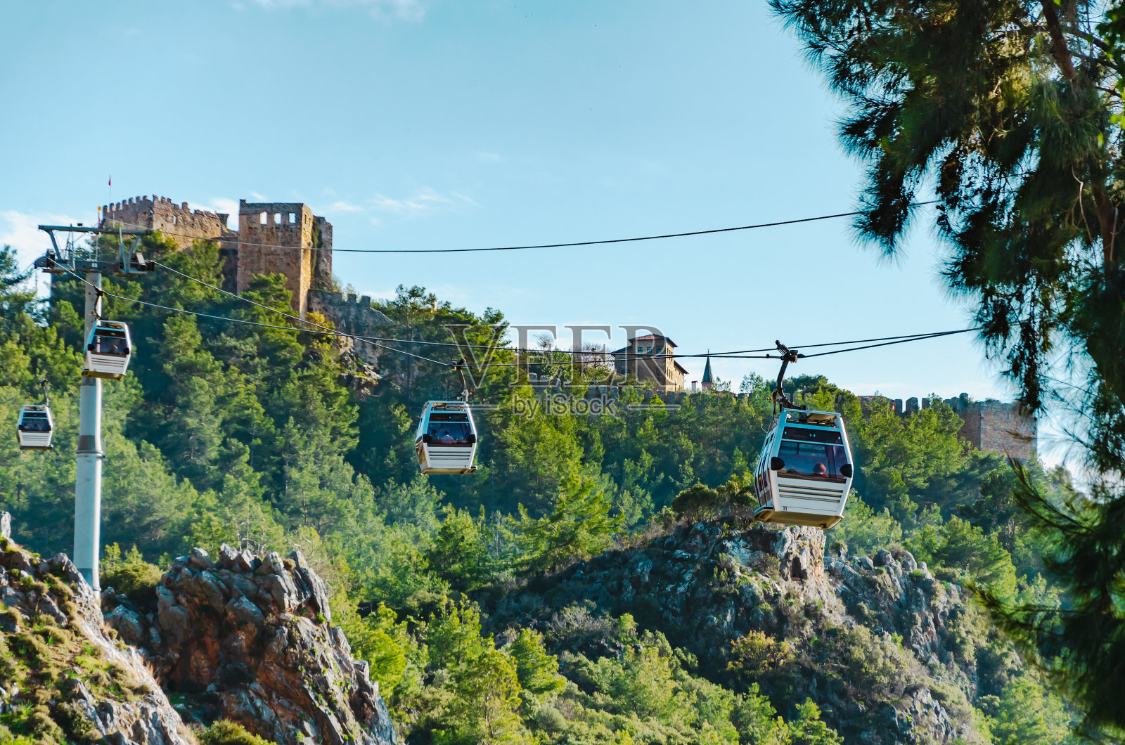 缆车对着天空。两座特别的小木屋把游客送到山上照片摄影图片