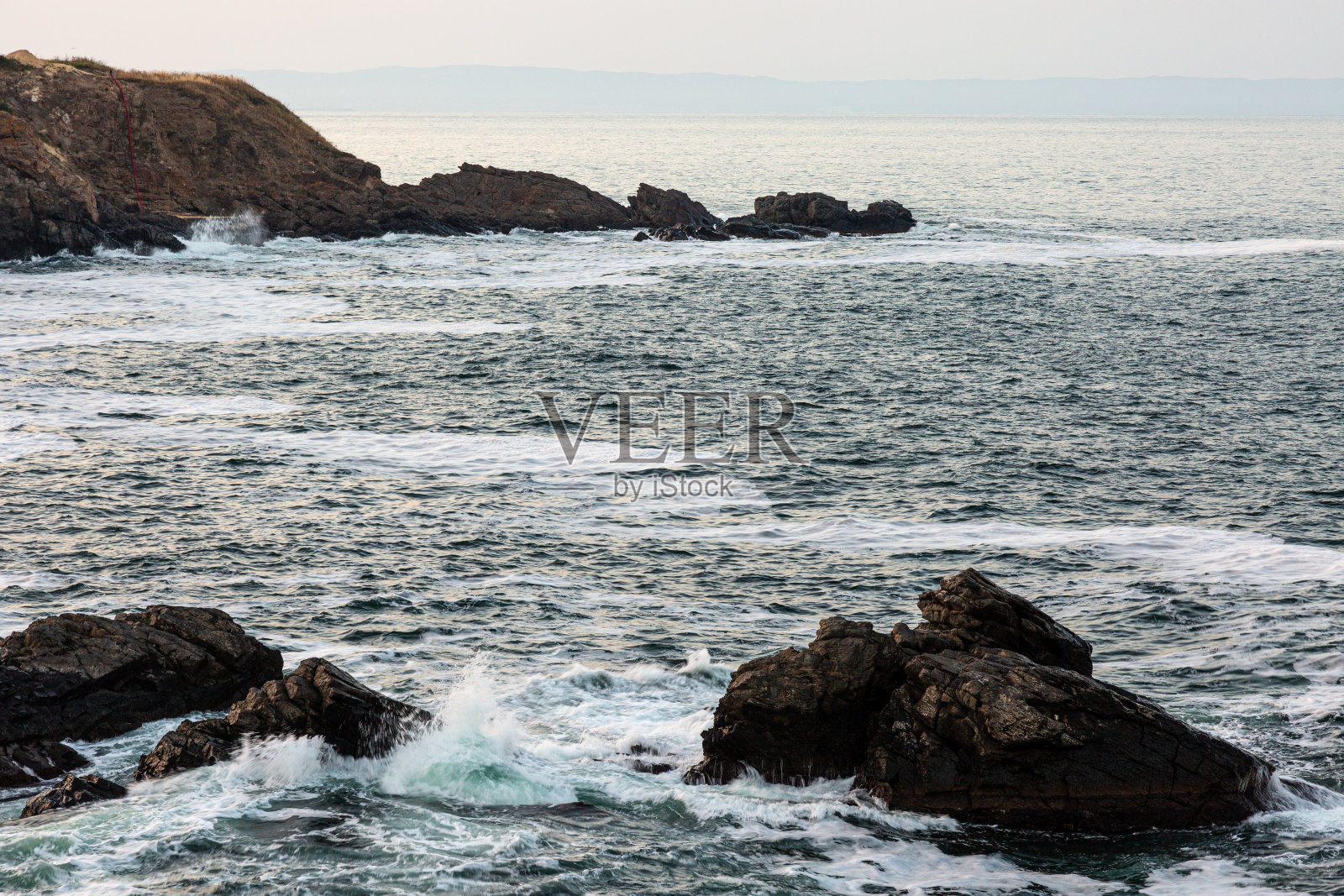 可以看到岩石和海岸照片摄影图片