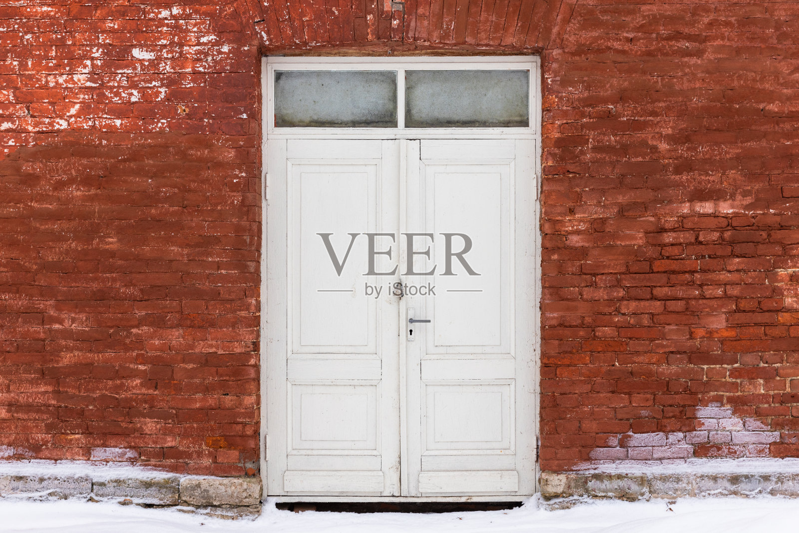 封闭的室外白色木门，红色砖墙照片摄影图片