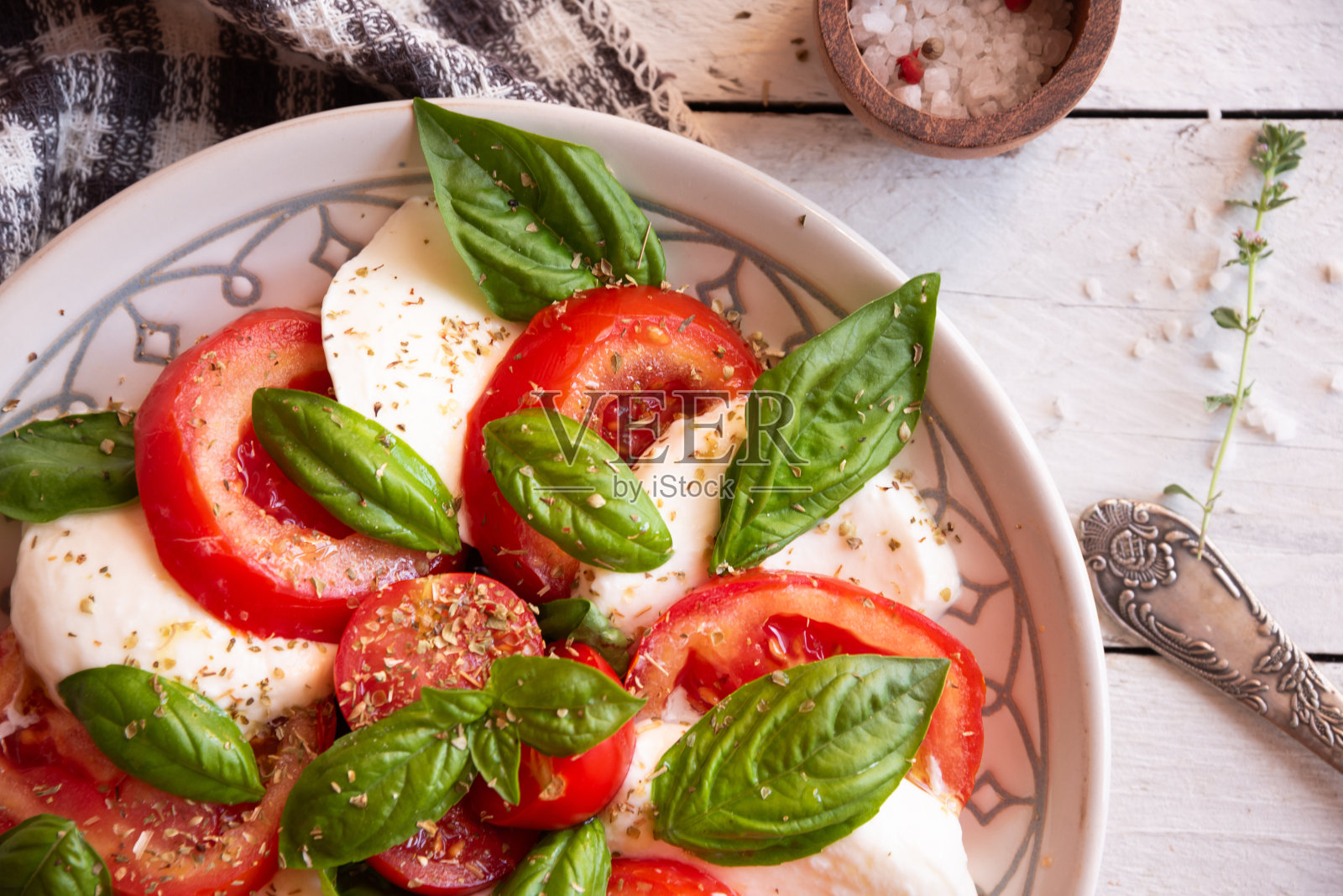 卡普雷沙拉配马苏里拉奶酪和意大利菜中的西红柿照片摄影图片