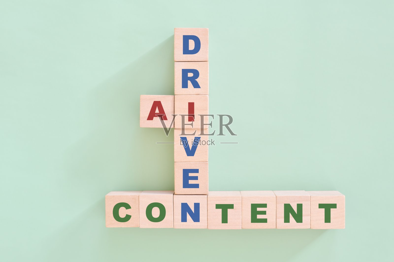 AI或人工智能驱动的内容概念。纵横字谜平面排版在绿色背景。照片摄影图片