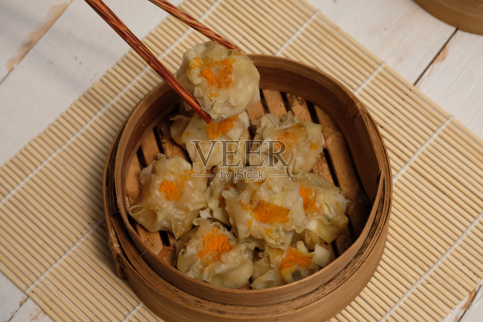 美味的竹蒸点心。点心或饺子是一种来自中国和香港的小吃。点心是由鸡肉、猪肉、虾、鱿鱼、木薯粉和调味料制成的。点心饺子。照片摄影图片