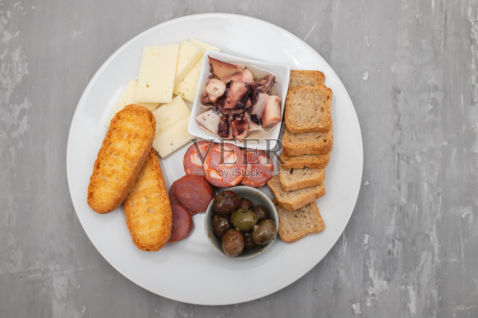 烤面包配辣酱，奶酪和橄榄照片摄影图片