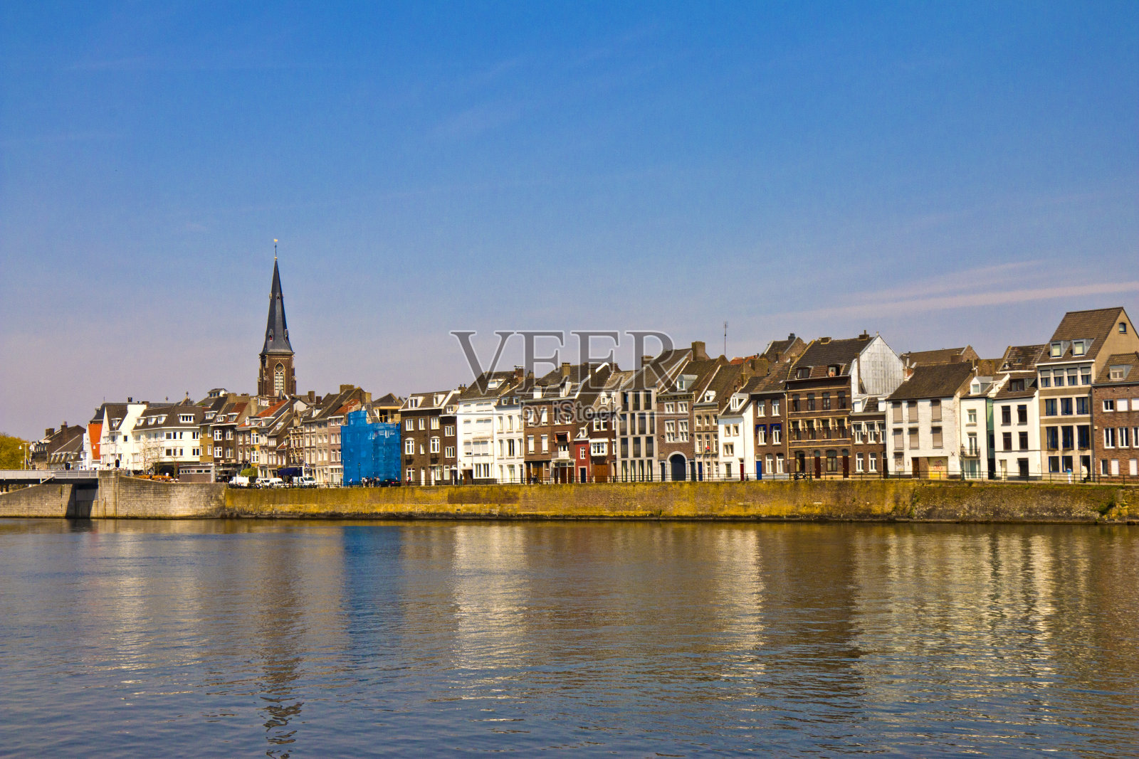 荷兰马斯特里赫特市横跨默兹河的Sint Servaasbrug桥。照片摄影图片