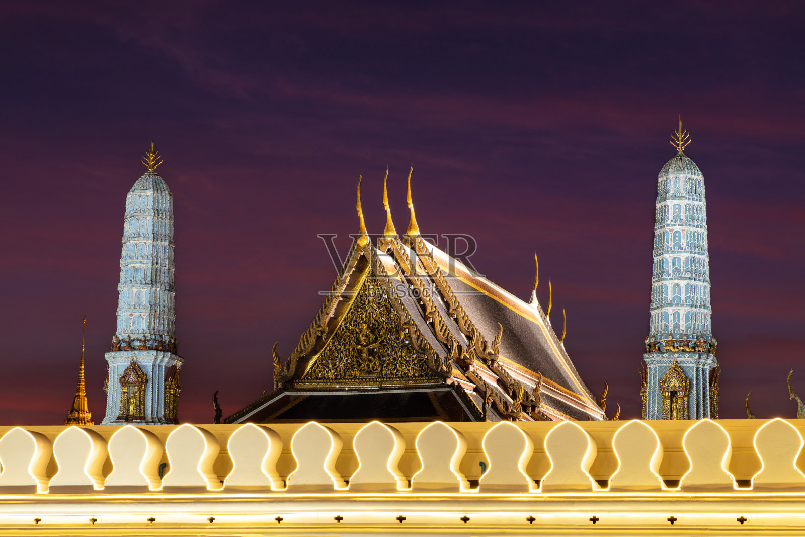 晚上的曼谷大皇宫。建筑iluminated;紫罗兰色的天空。照片摄影图片